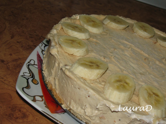 Tort de branza inghetat cu banane si unt de arahide crocant