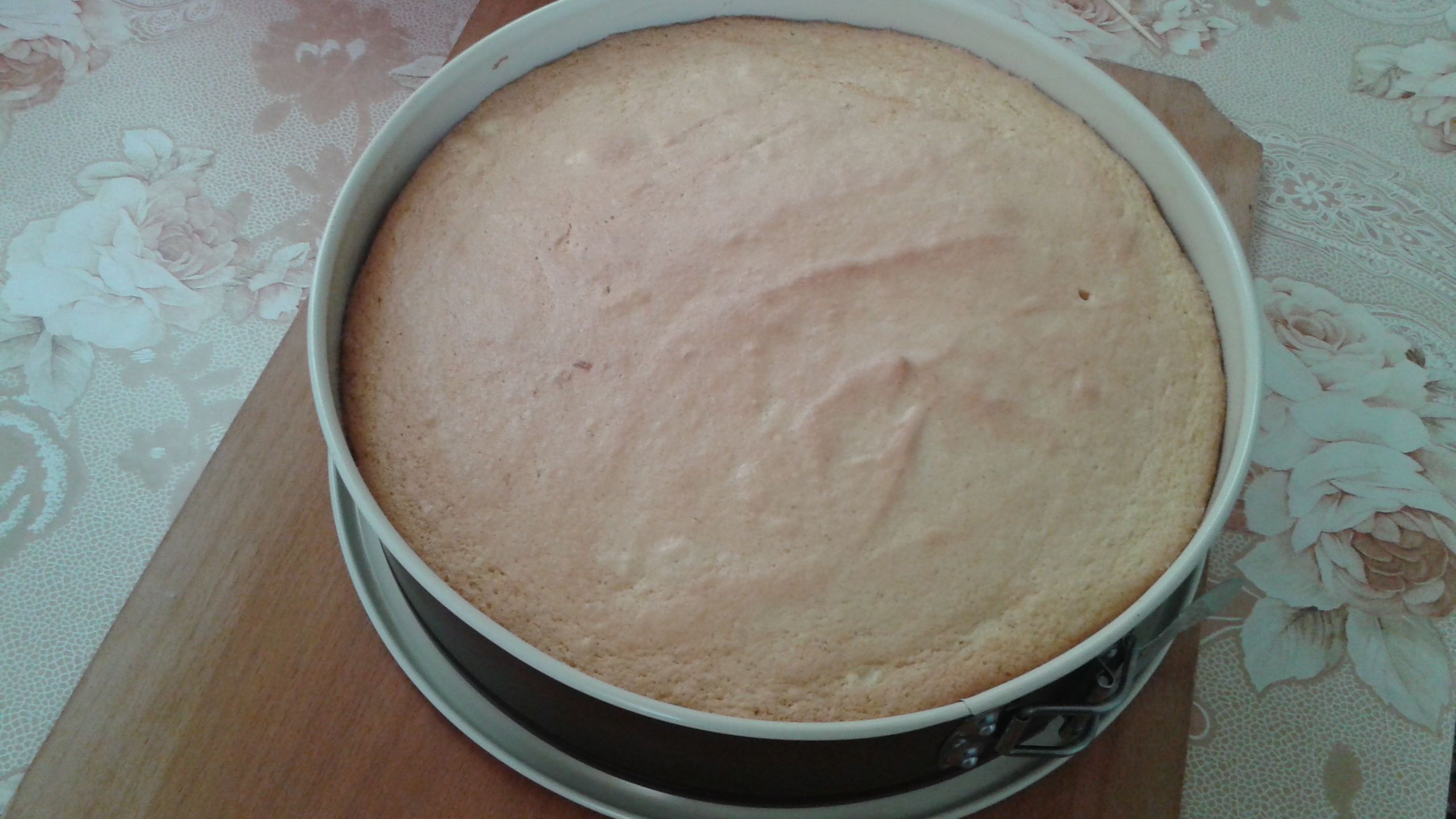 Tort cu crema de mascarpone si gem de piersici