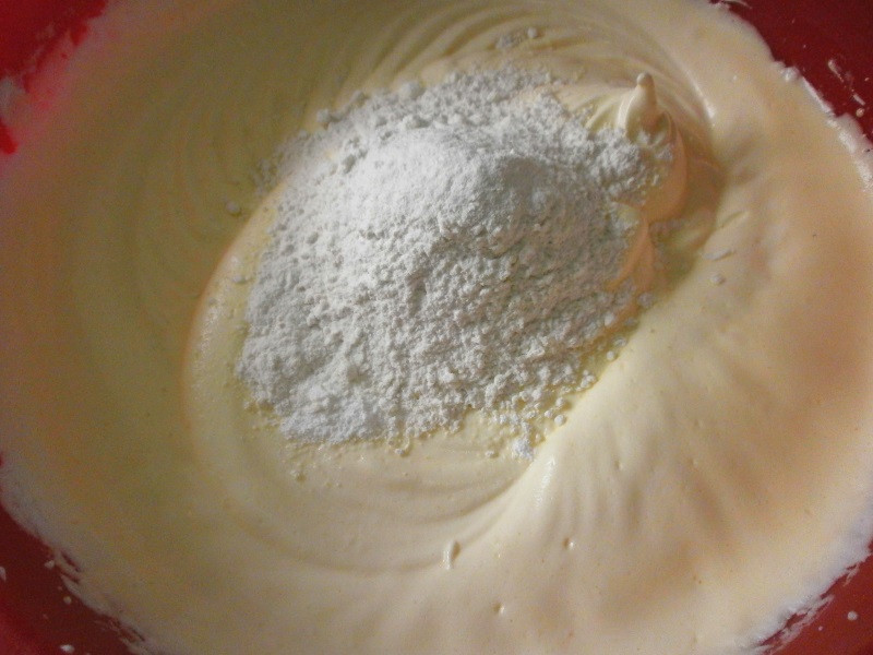 Tort cu crema de vanilie si dulceata de coacaze