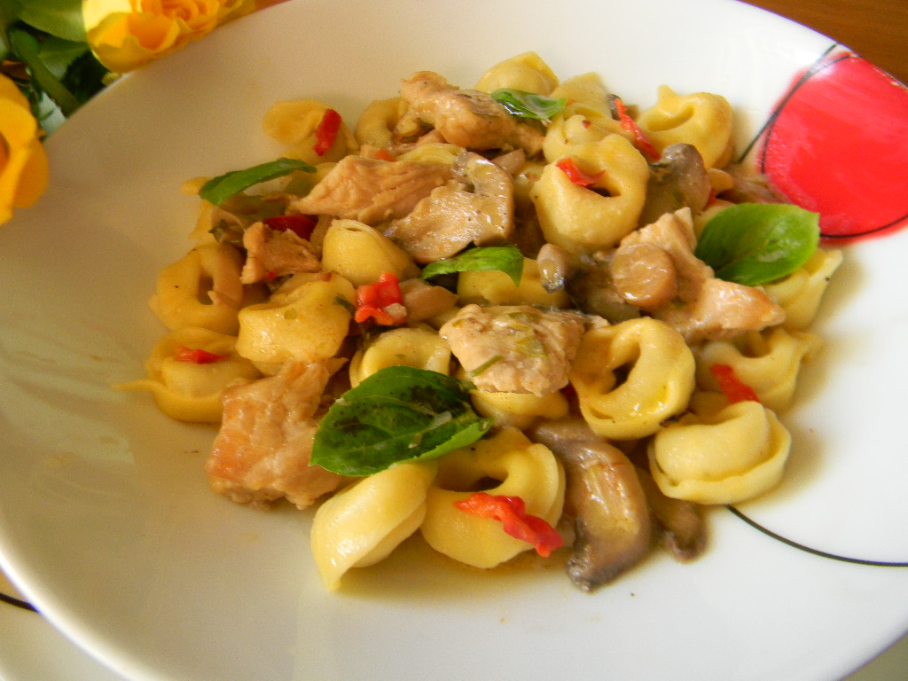 Tortellini cu ciuperci, curcan si Camembert