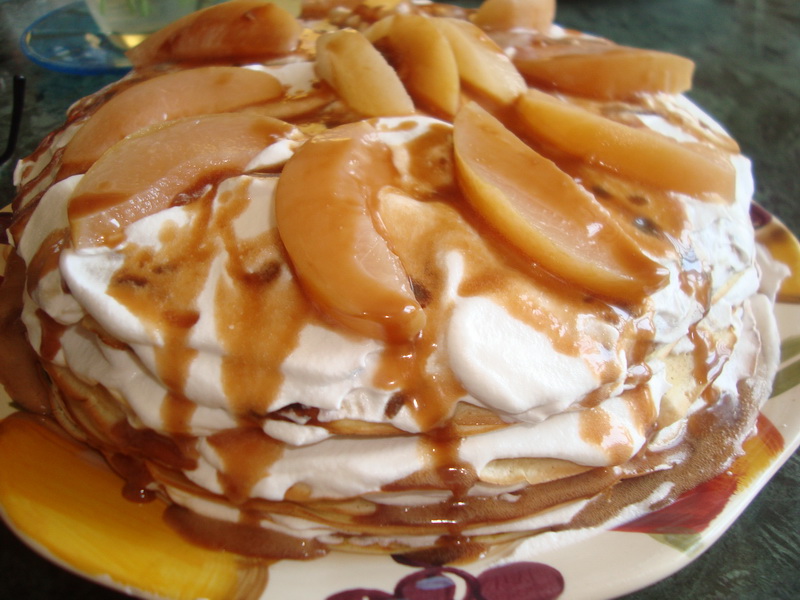 Tort de clatite cu sos caramel