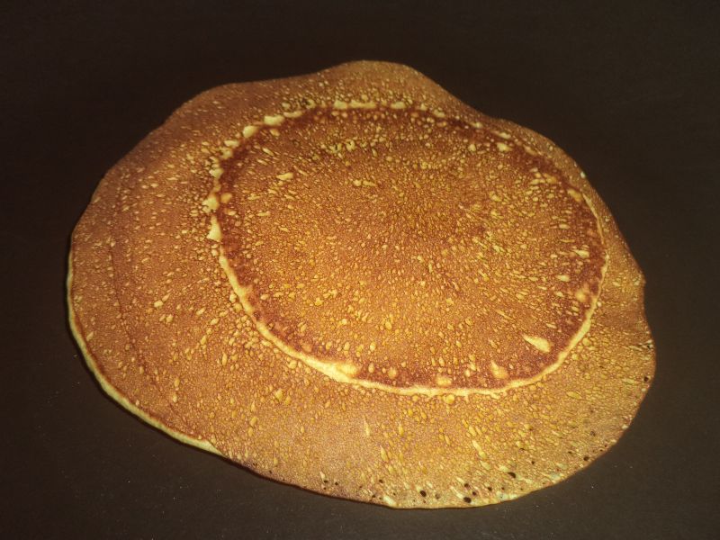 Pancakes cu sos de ciocolata , nuca si capsuni