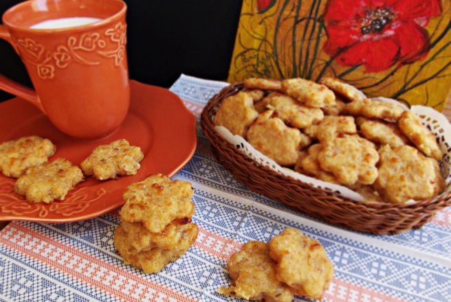 Biscuiti aperitiv, cu sunca presata si cascaval