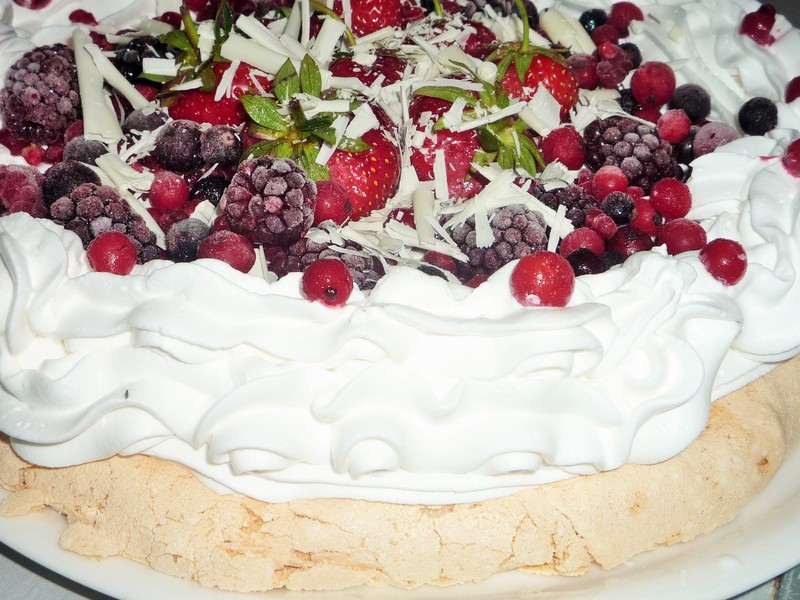 Tort Pavlova cu fructe de padure si capsuni