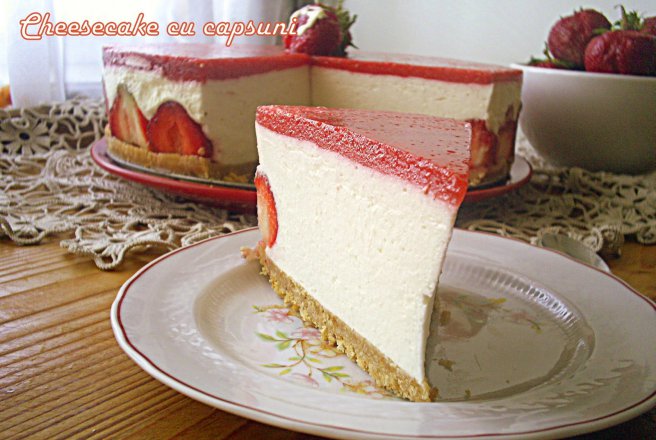 Cheesecake cu capsuni si ciocolata alba