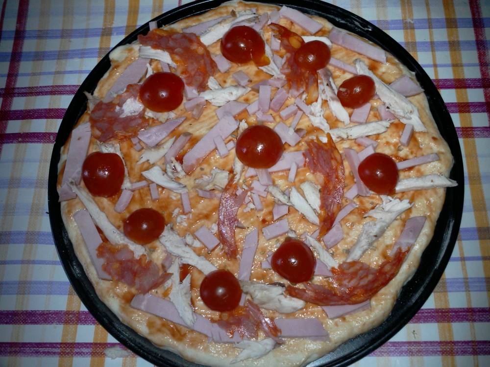 Pizza cu piept de pui si rosii cherry