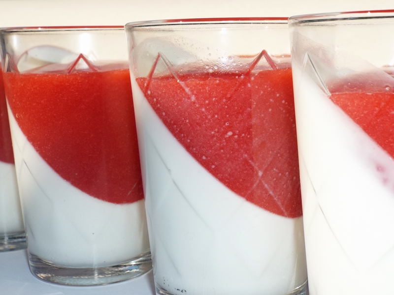 Panna cotta cu sos de capsuni