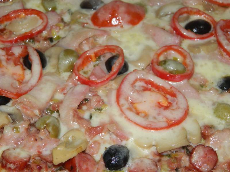 Pizza cu carne de porc si ciolan