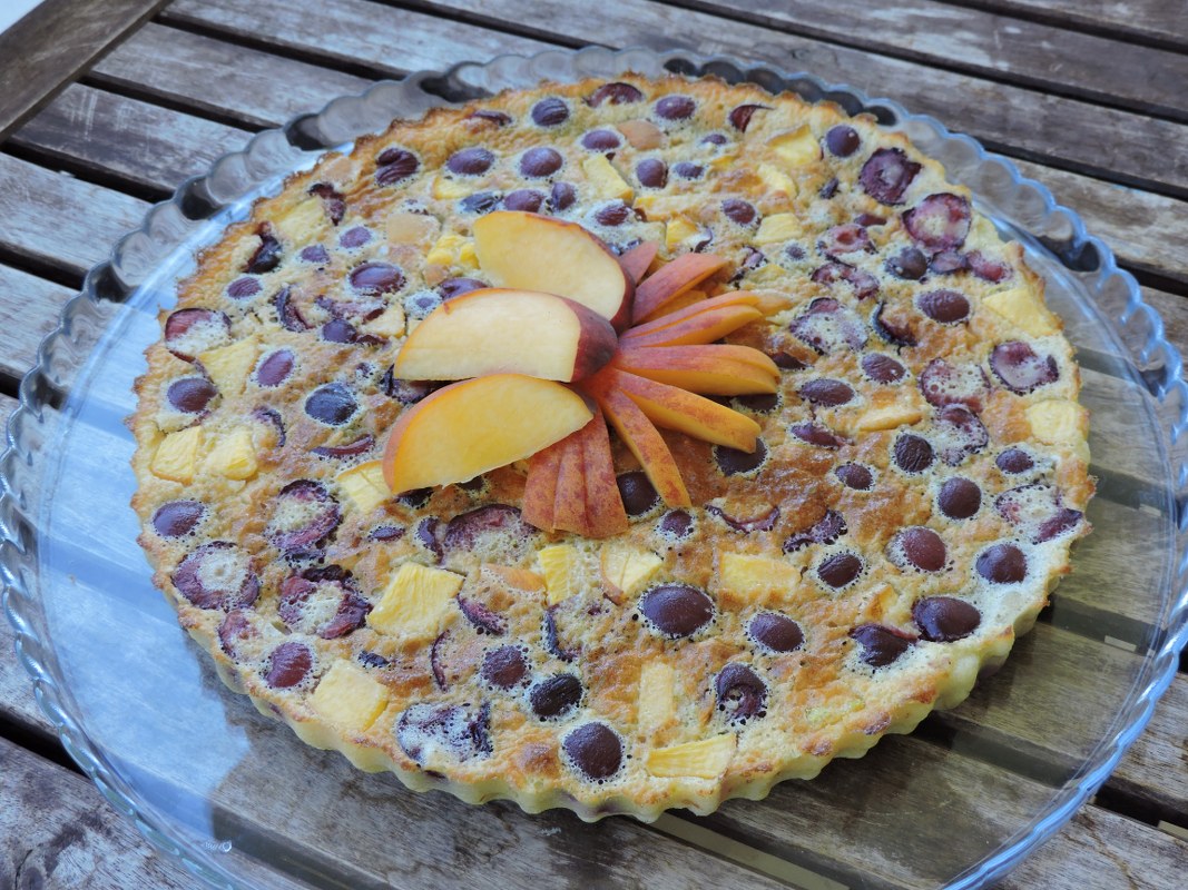 Clafoutis cu cirese si piersici