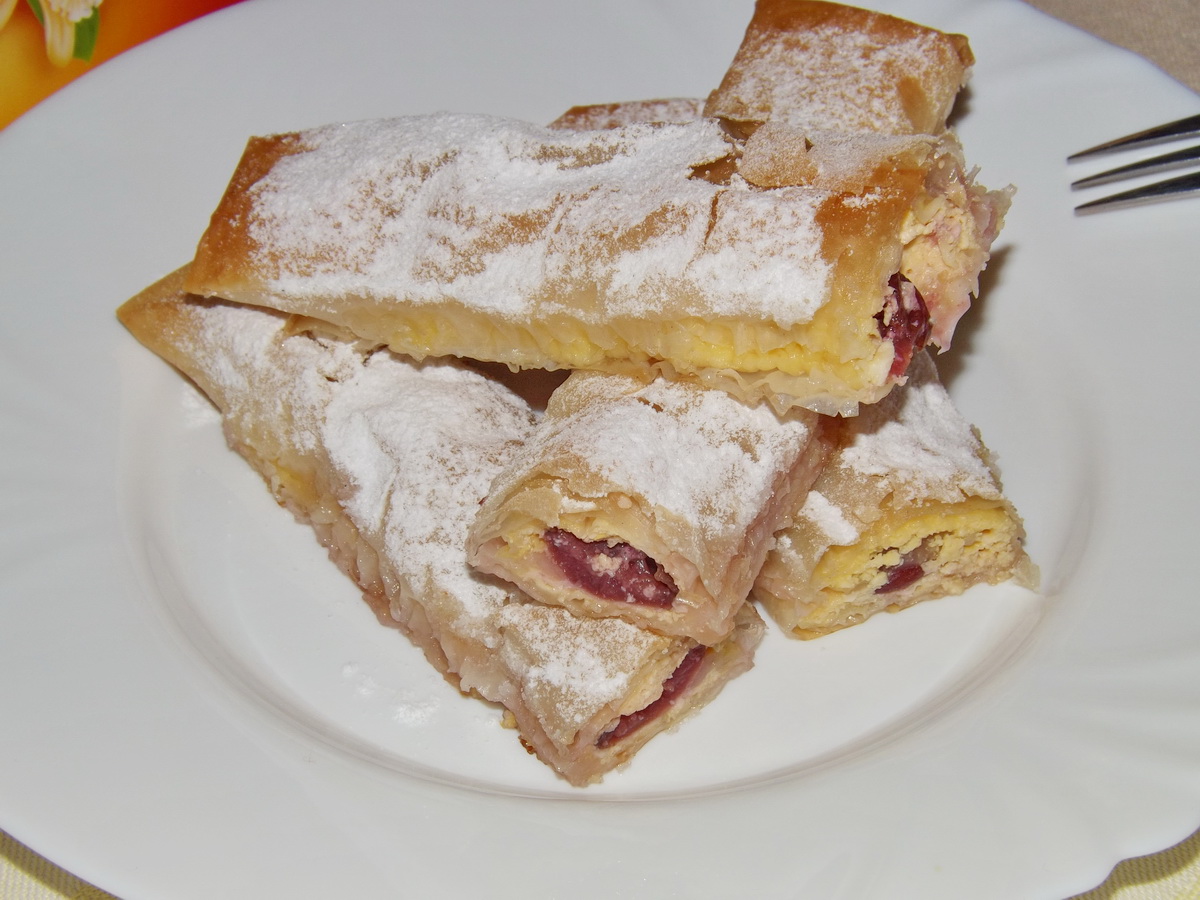 Strudel cu branza si cirese