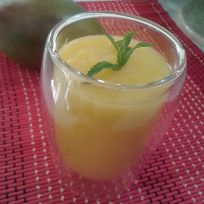 Smoothie cu mango si ananas