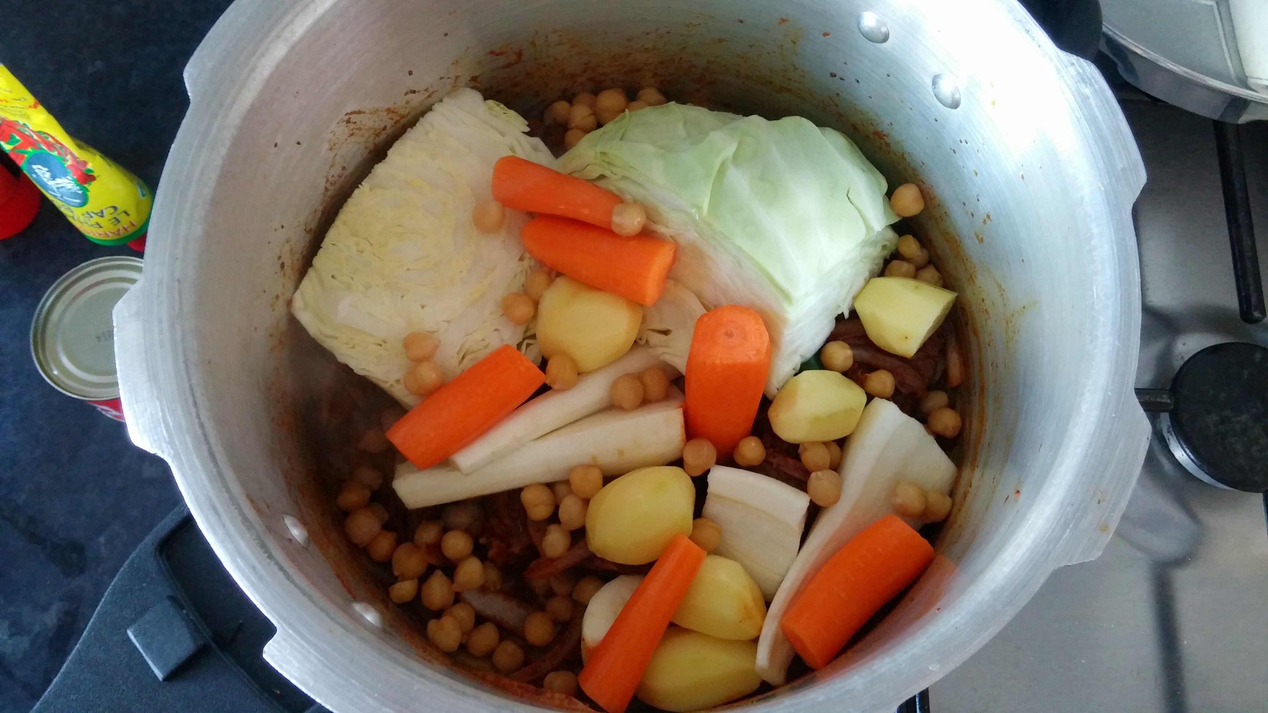 Couscous in sos picant cu legume si miel (metoda din sat arab)