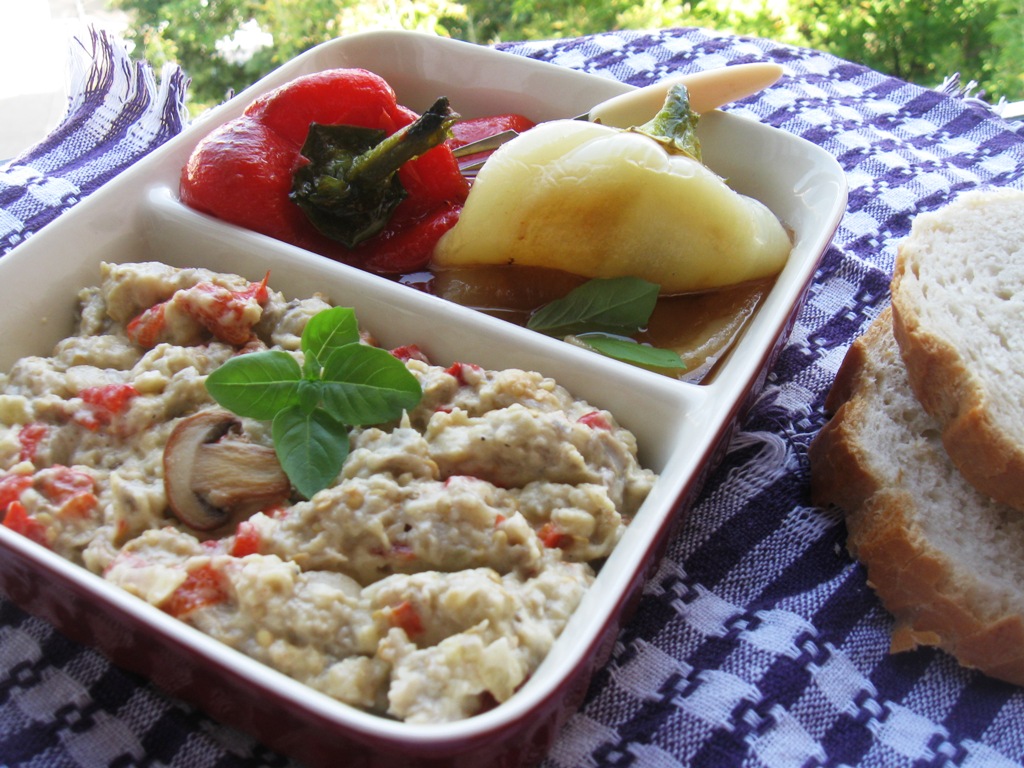 Salata de vinete cu ardei copti si ciuperci