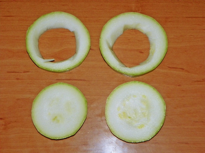 Rondele de dovlecel umplute cu carne tocata, pane