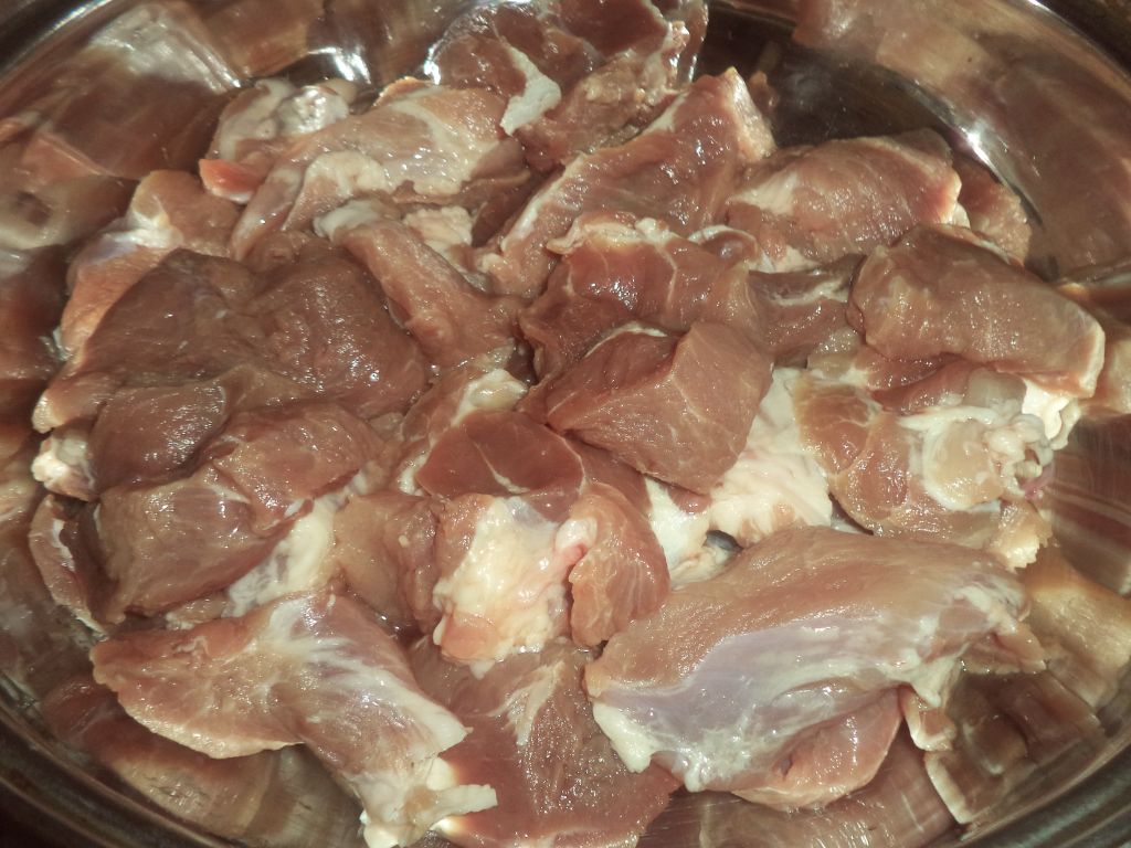 Friptura de porc in vin rosu la tigaie