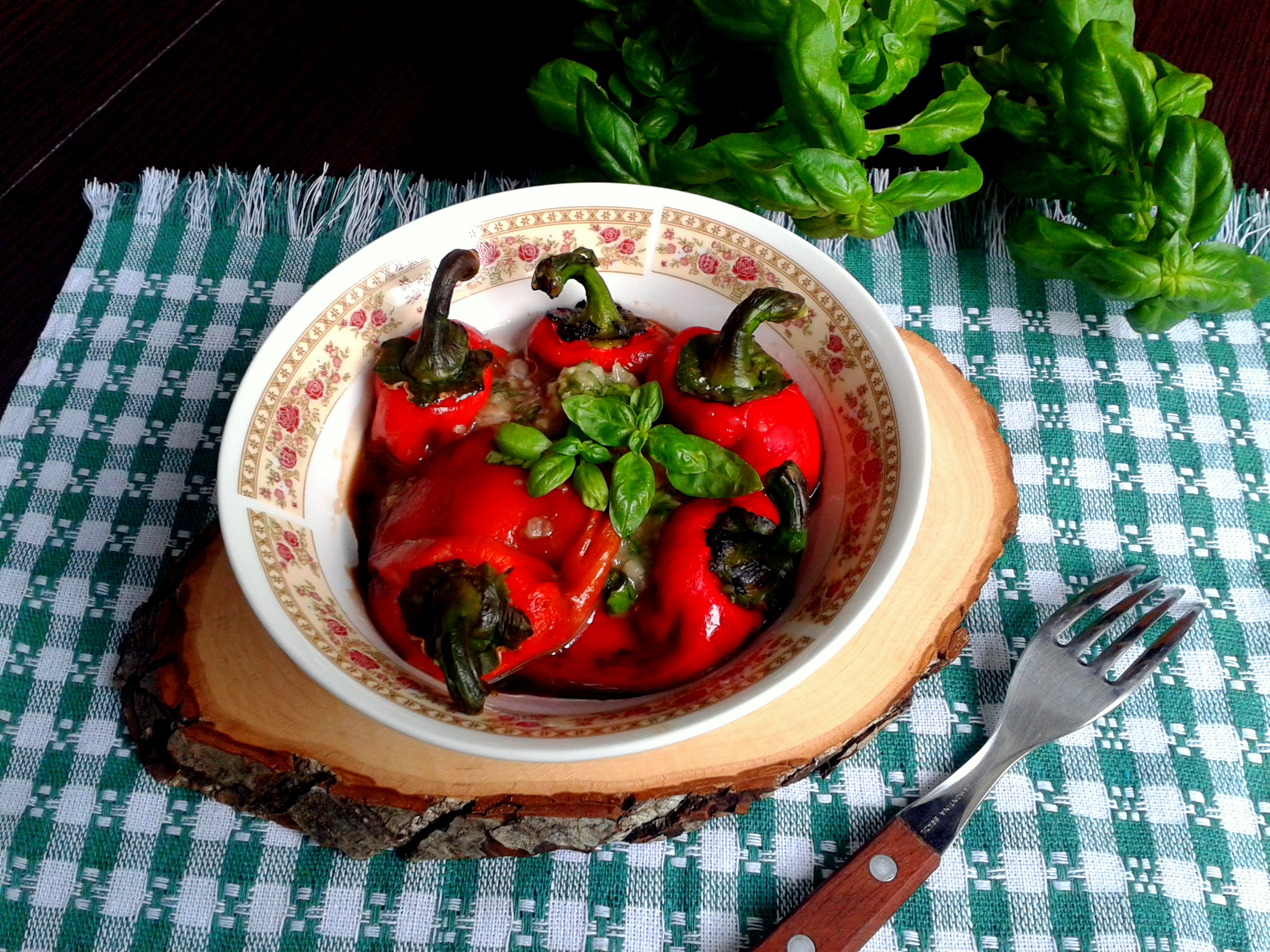 Salata de ardei copti cu usturoi