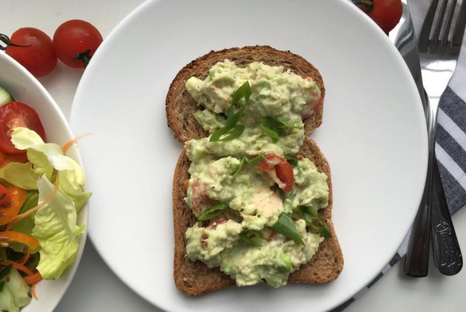 Salata de ton dietetica cu avocado si iaurt