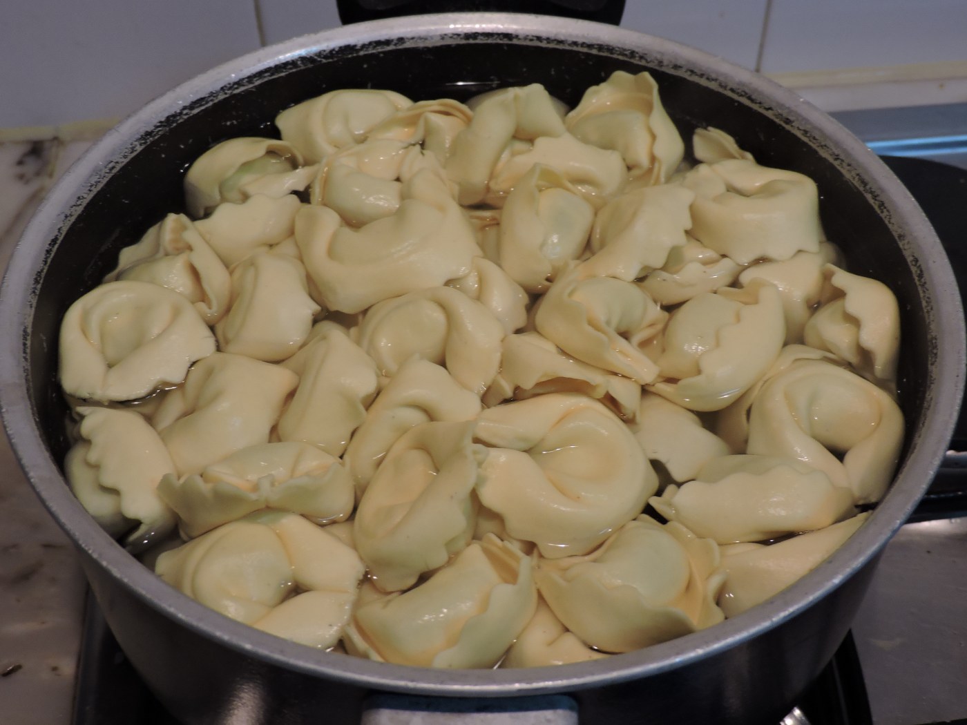 Tortellini cu sos de tomate si bacon