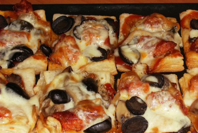 Pizza pe blat de foietaj (16 mini pizza în câteva minute)