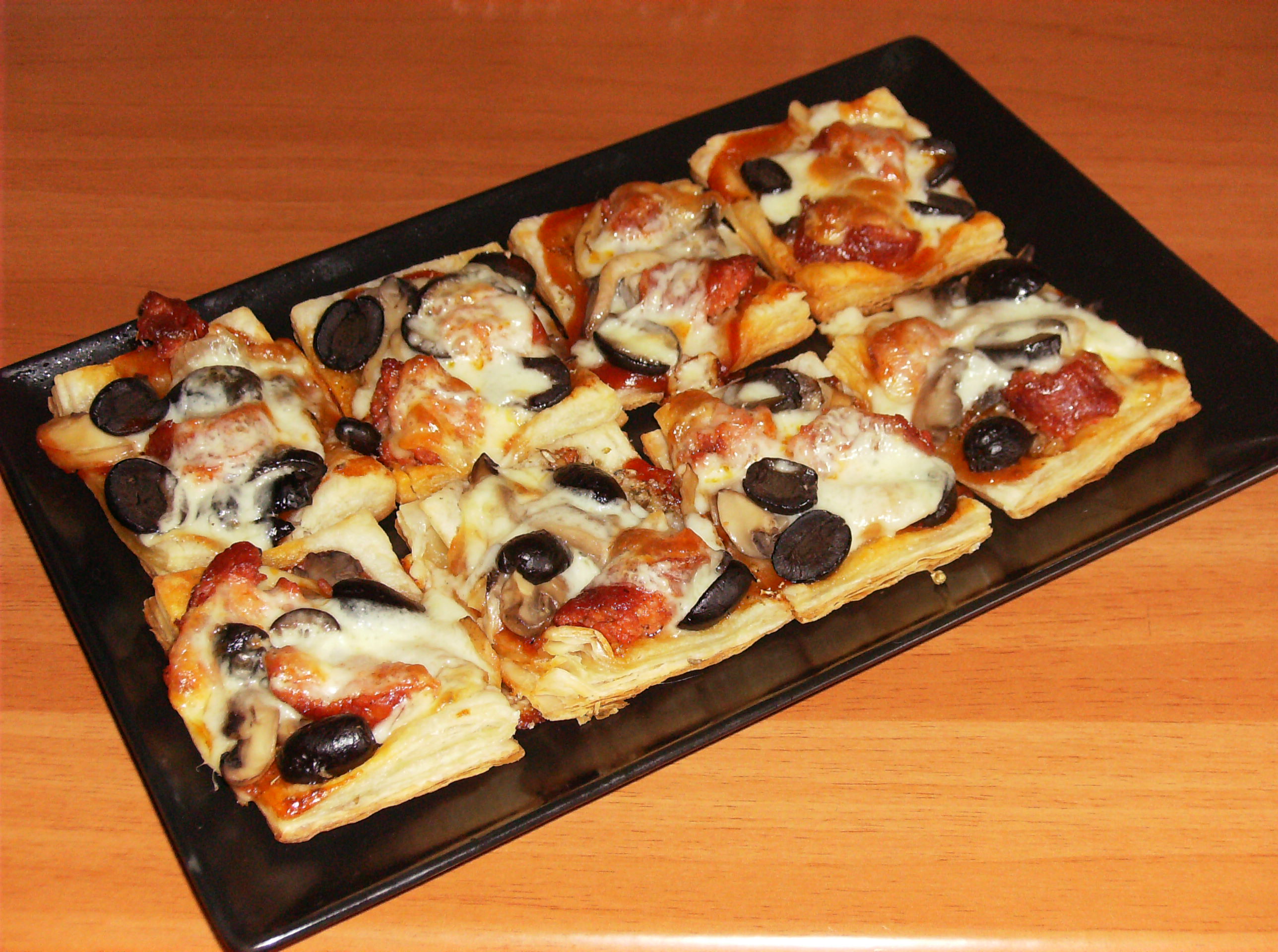 Pizza pe blat de foietaj (16 mini pizza în câteva minute)