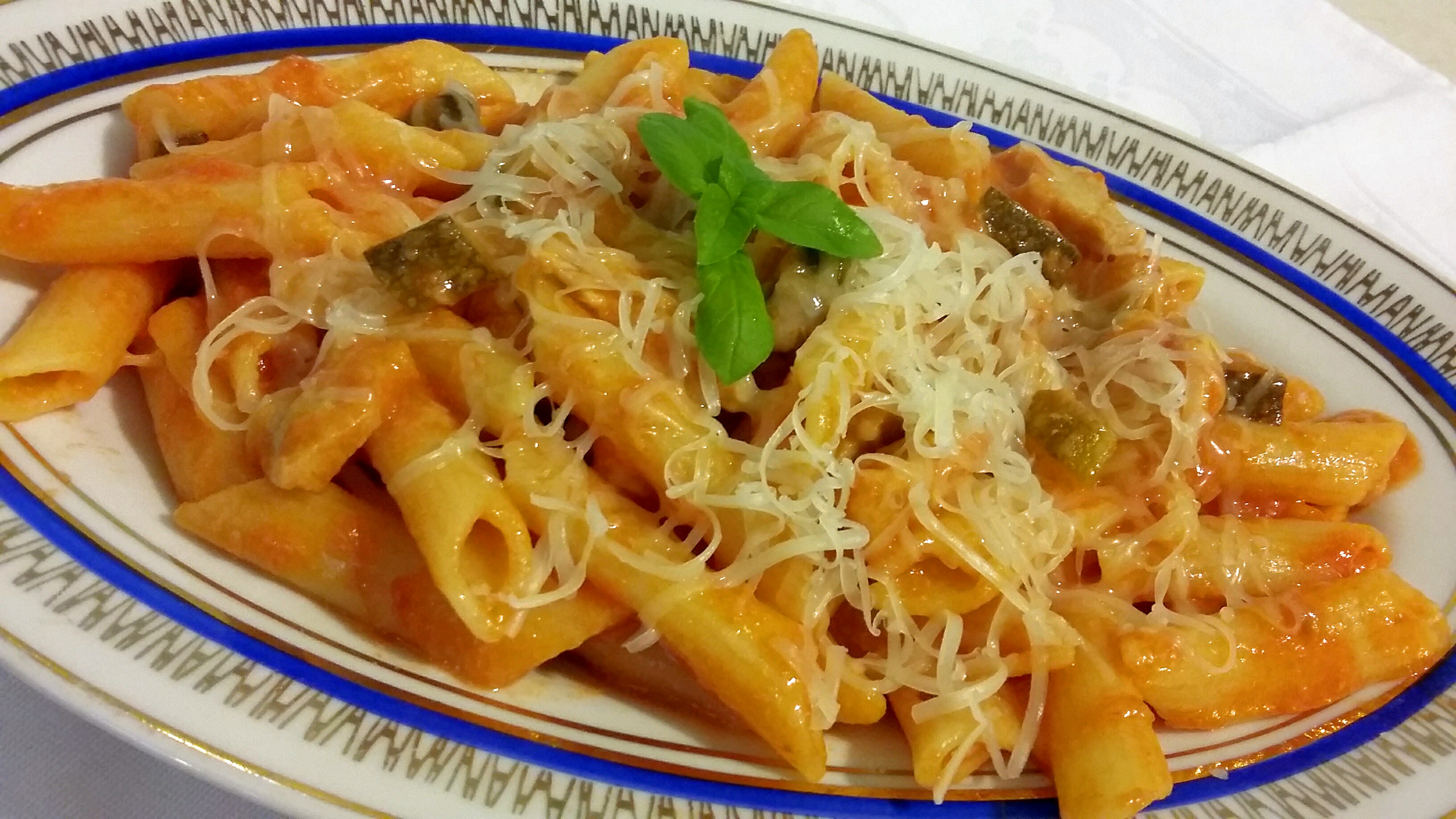 Penne în sos de roșii, cu piept de pui și brânză