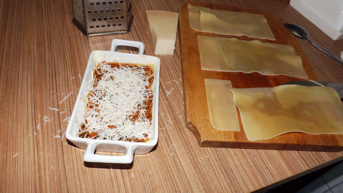 Lasagna cu ghebe, sos de rosii, mozzarella si parmezan