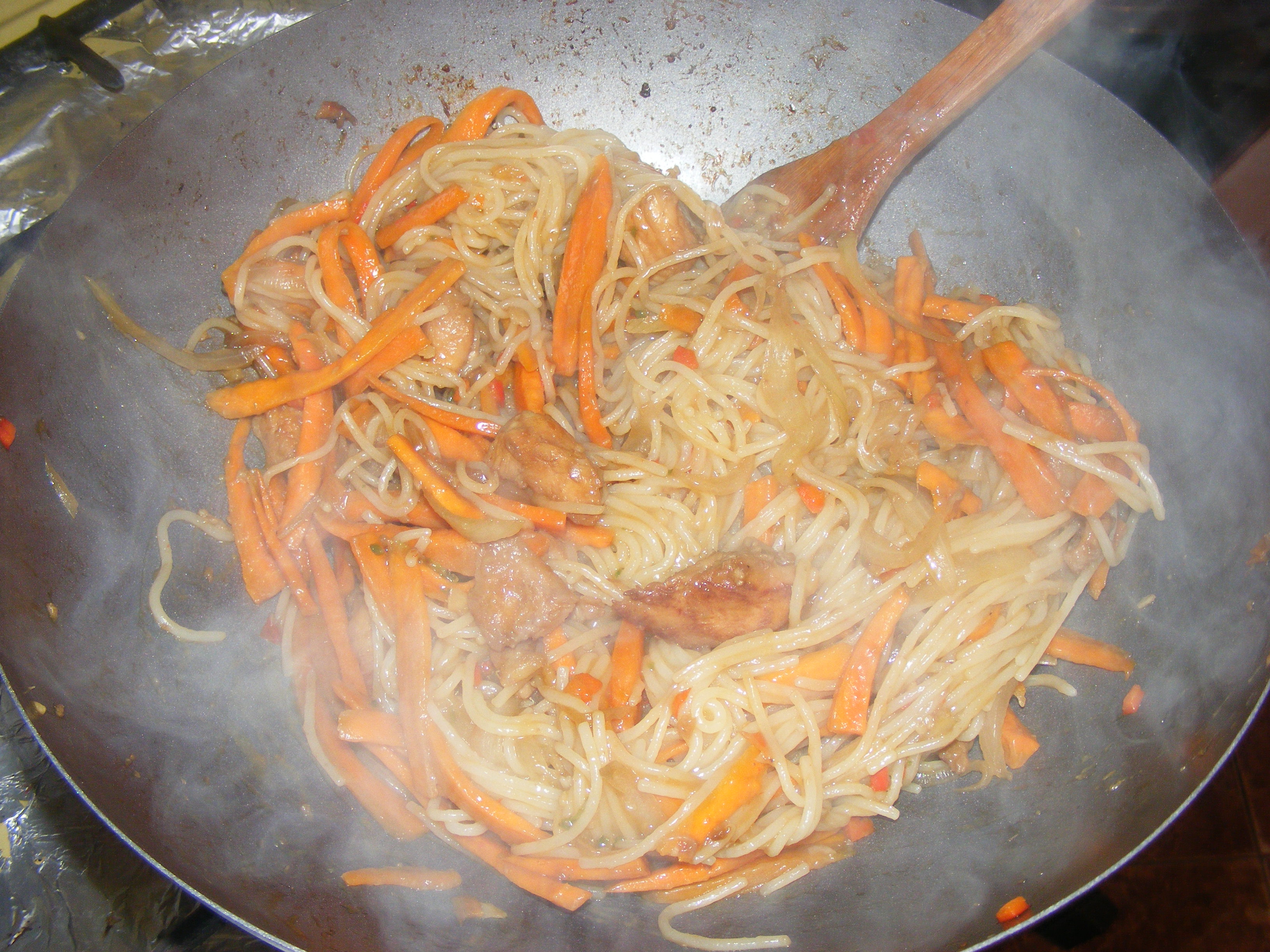 Fried noodles cu pui si legume