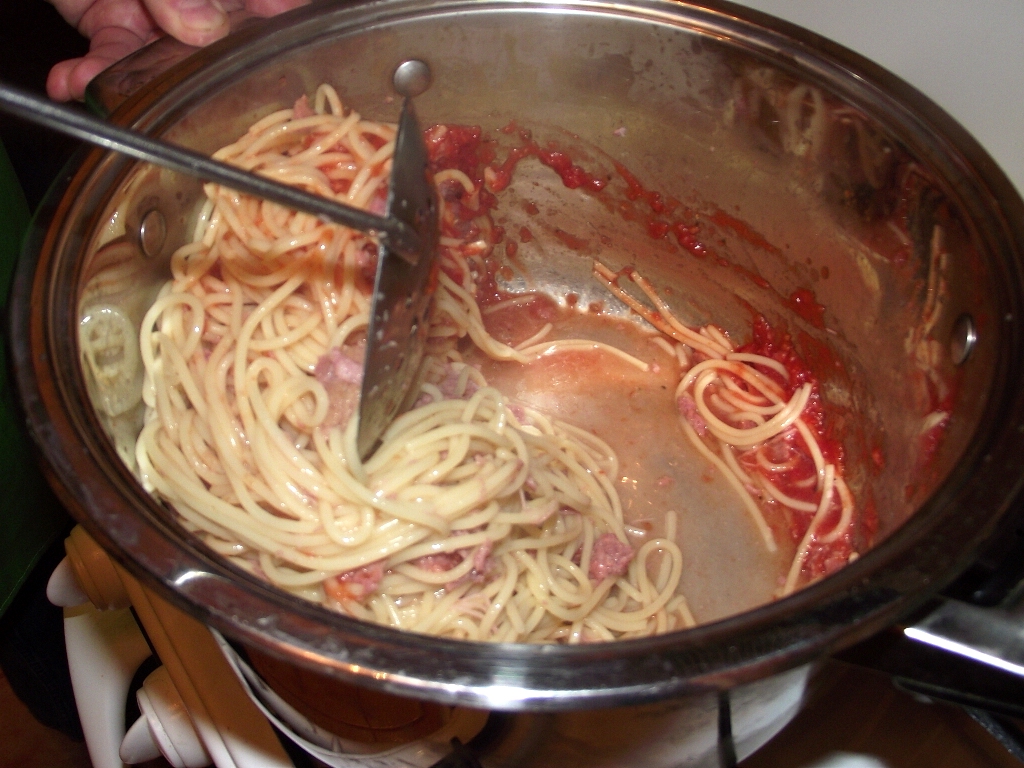 Spaghetti cu conserva din carne si sos de rosii cu usturoi