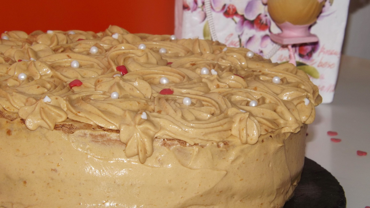 Tort cu crema caramel