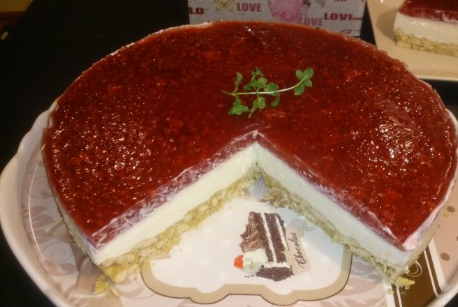 Cheesecake cu jeleu de zmeura