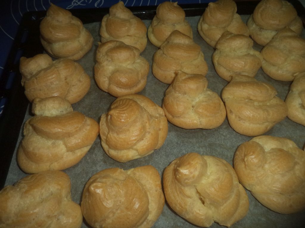 Choux a la creme cu dulceata de zmeura