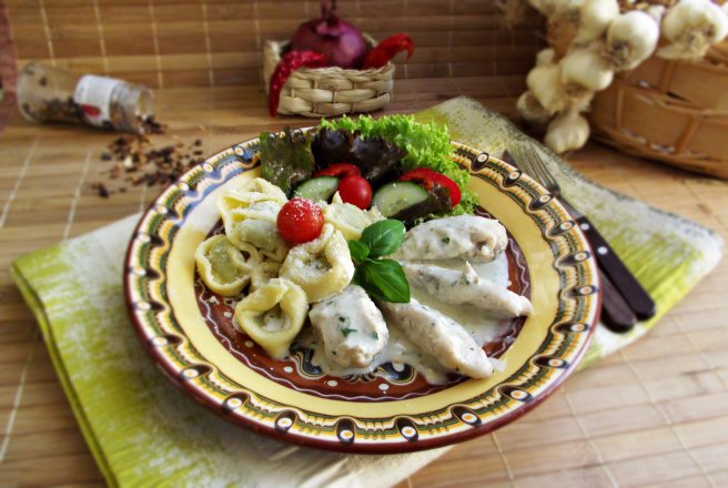 Piept de pui cu tortelloni in sos alb