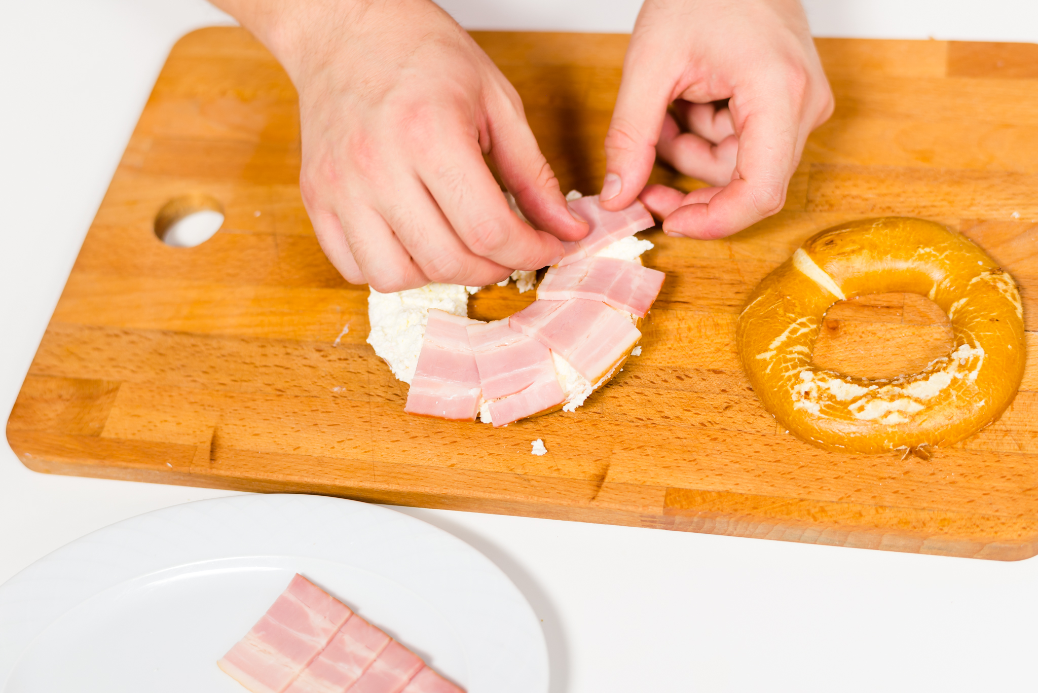 Bagel cu crema de branza cu smantana Delaco, bacon si salata de ardei copti