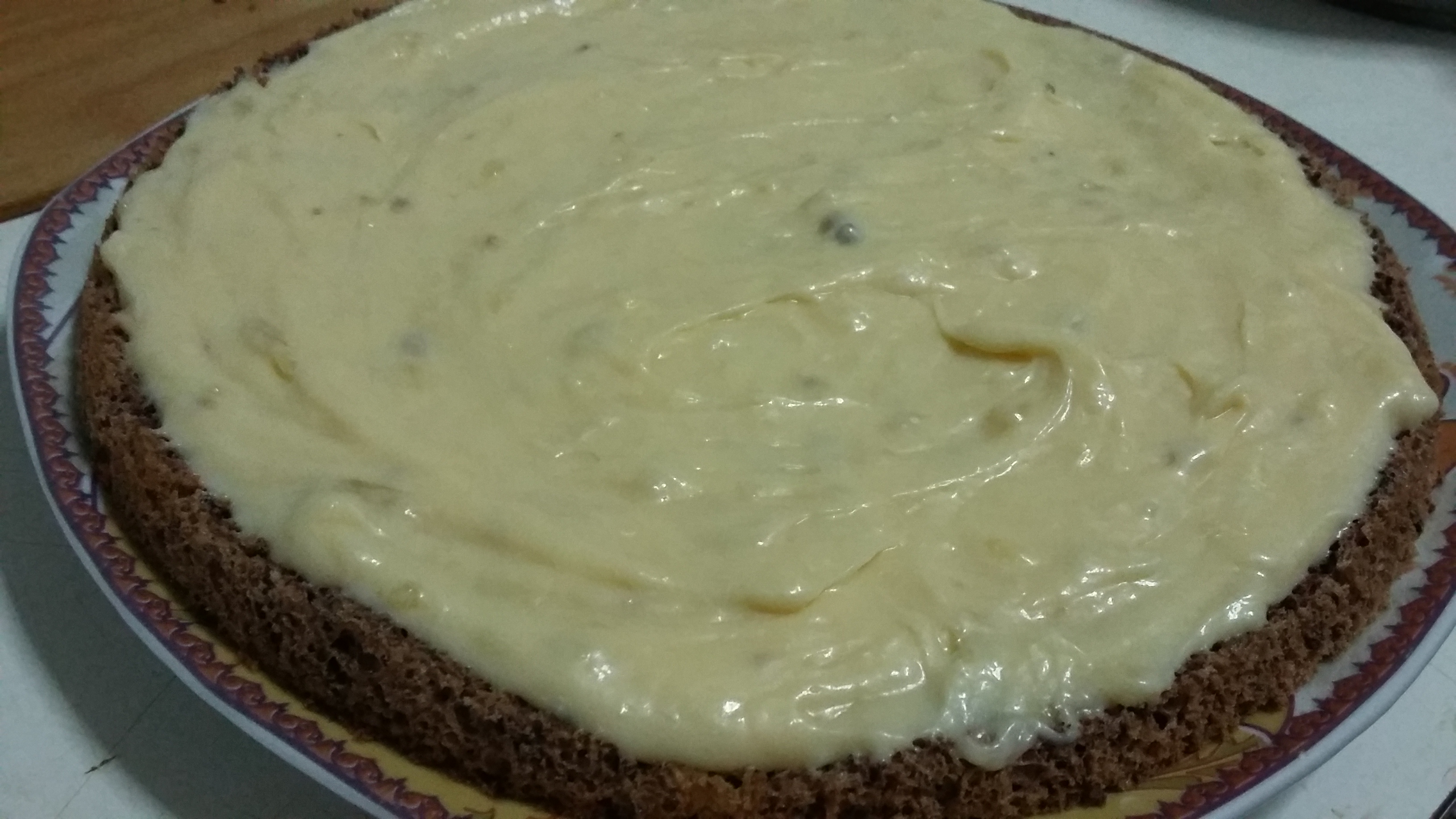 Tort cu bezea, nuca si crema de vanilie cu banane