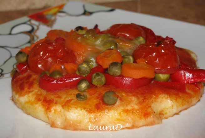 Pizza cu legume de primavara si mozzarella