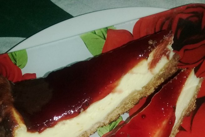 Cheesecake cu aroma de portocale si gem de coacaze