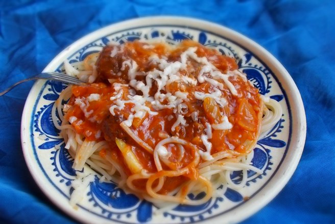 Spaghete cu chiftelute si sos de rosii