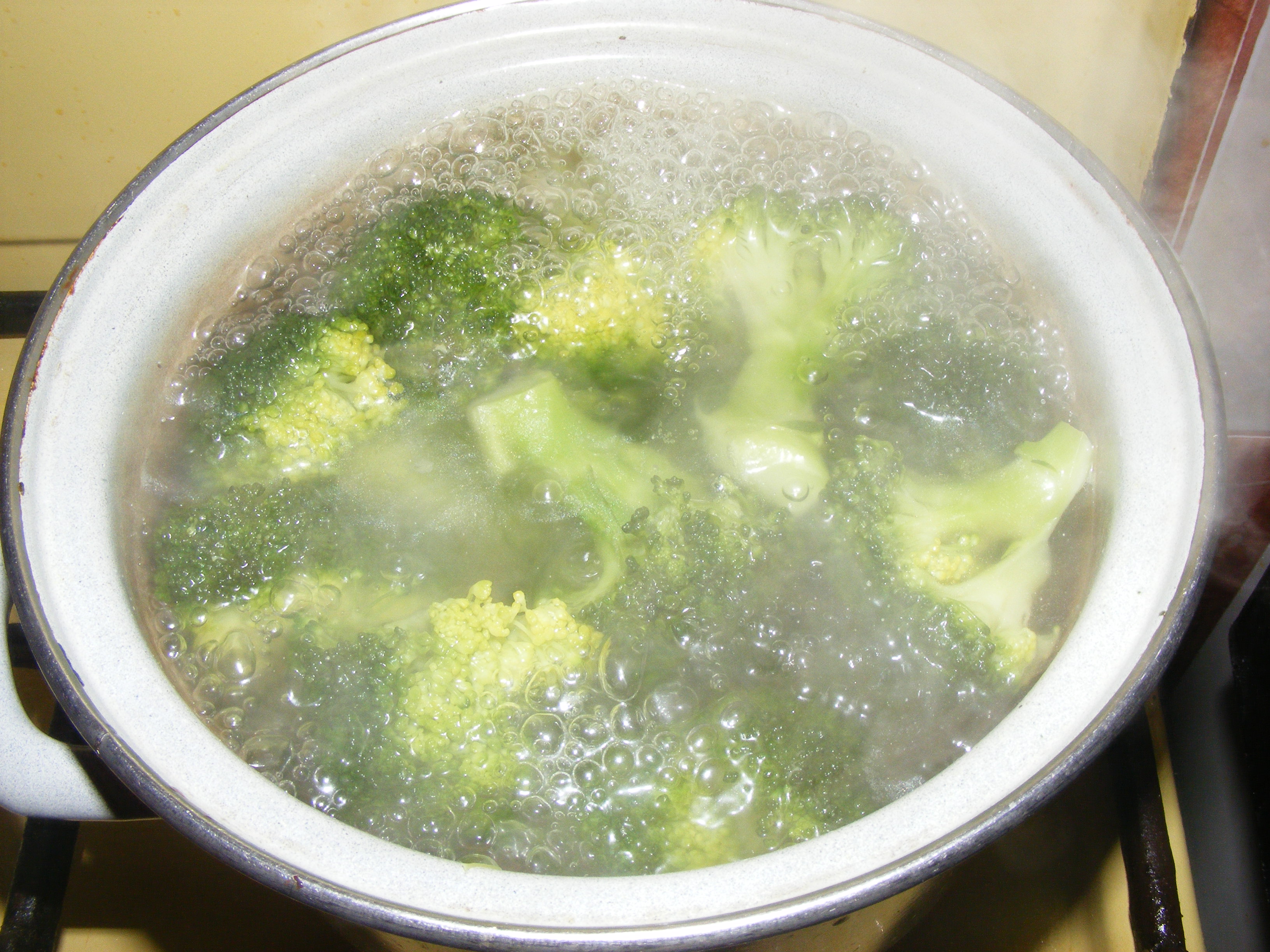 Salata de broccoli cu porumb