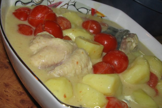 Curry de peste cu lapte de cocos, rosii cherry si cartofi