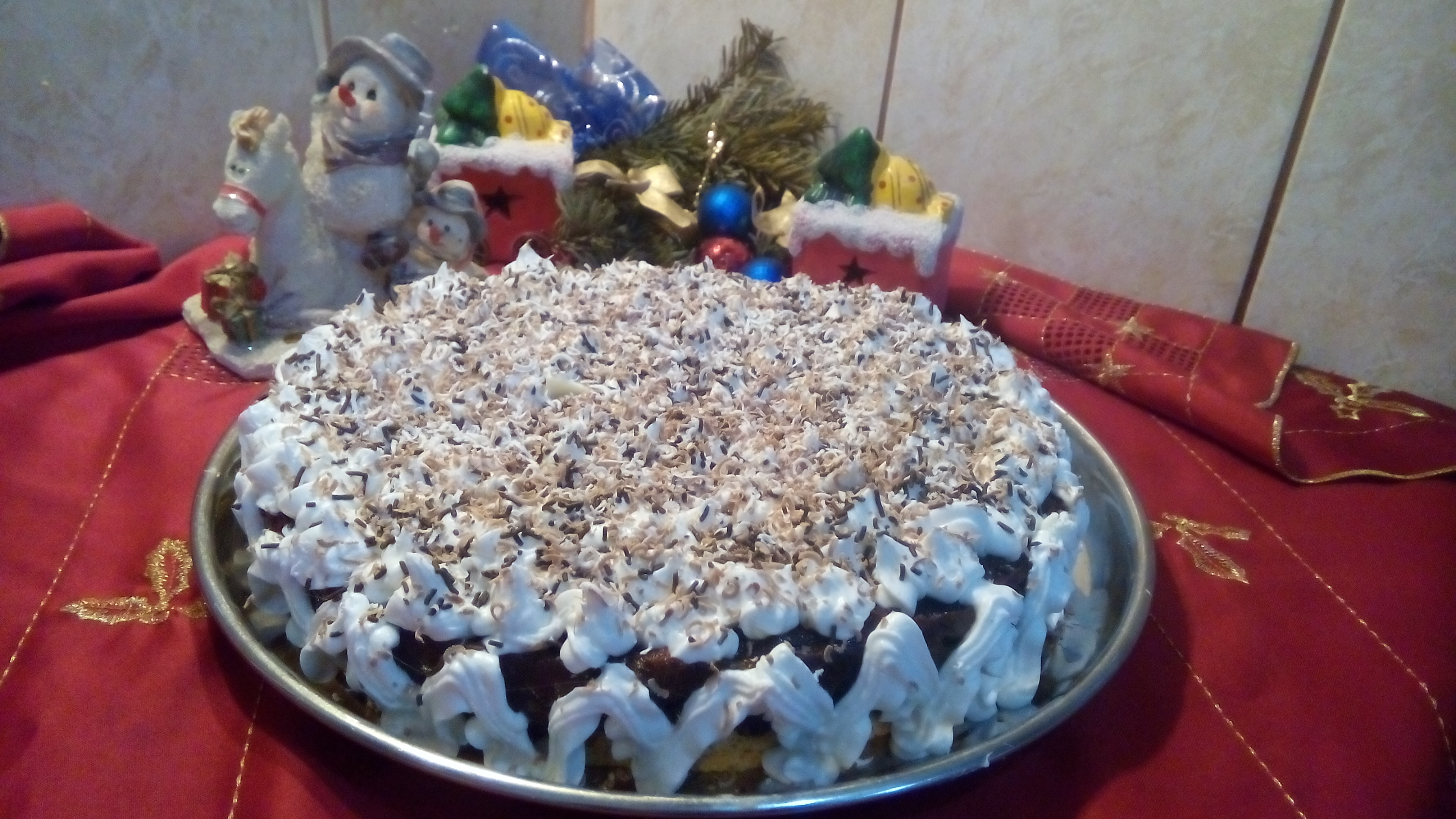 Tort cu crema de zahar ars si topping de ciocolata