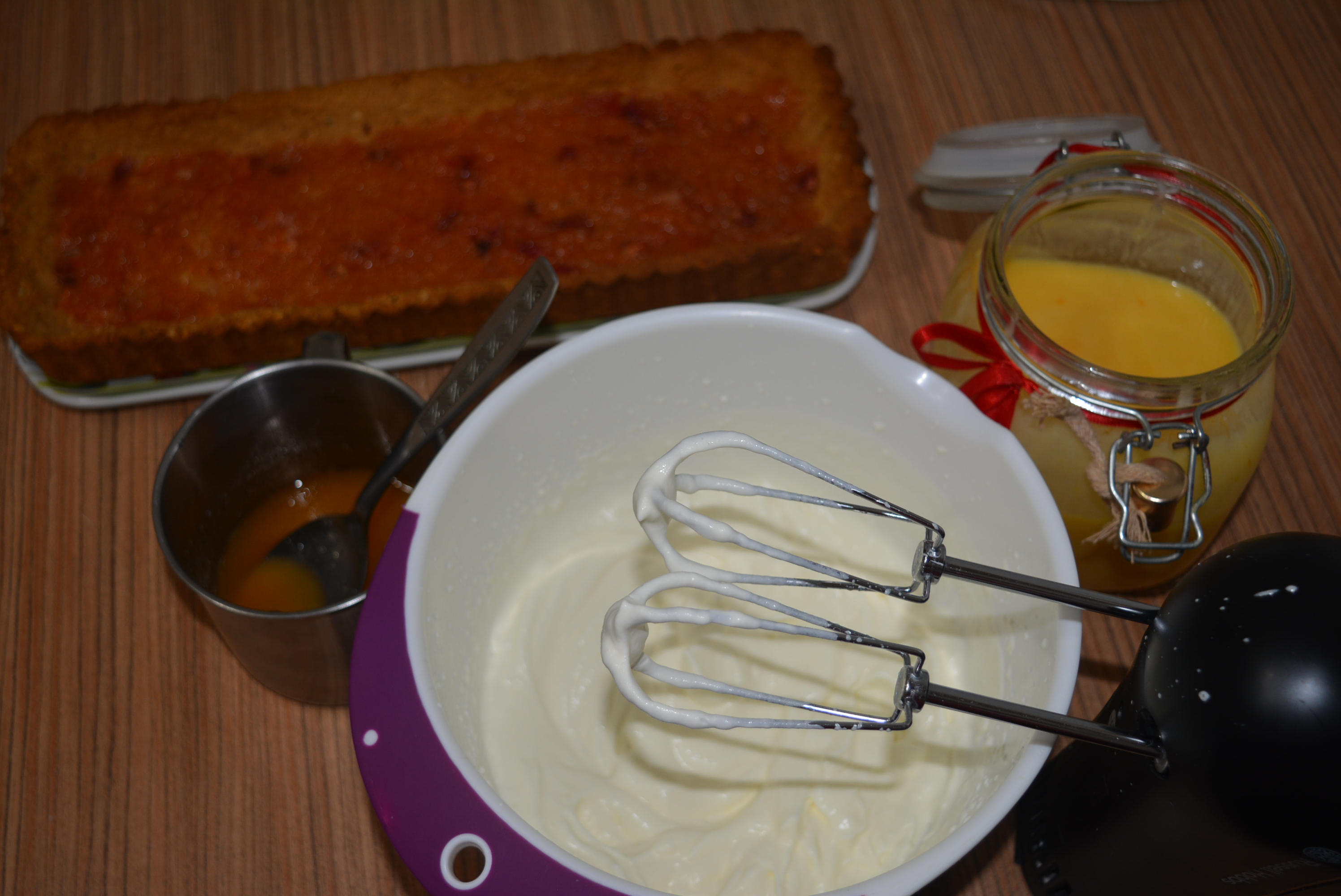 Tarta in crusta de biscuiti cu migdale, dulceata de portocale si crema de frisca cu orange crud