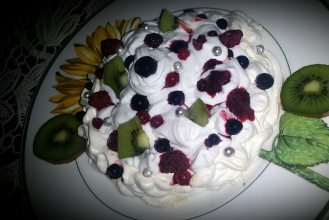 Pavlova cu fructe de padure