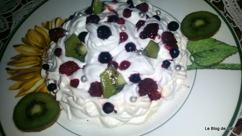 Pavlova cu fructe de padure