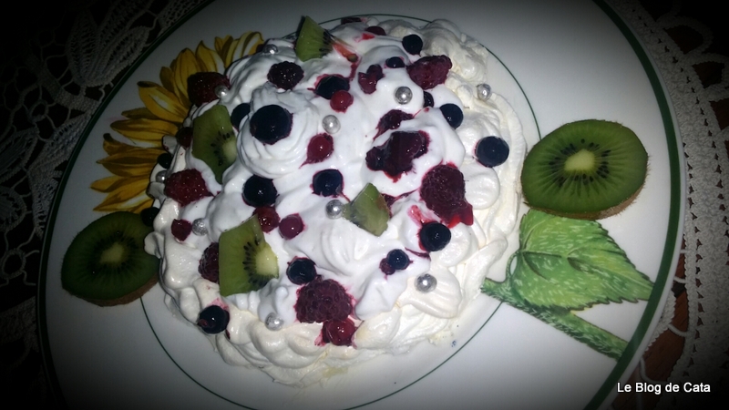 Pavlova cu fructe de padure