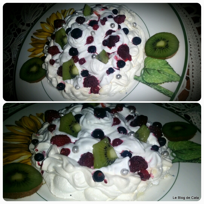 Pavlova cu fructe de padure