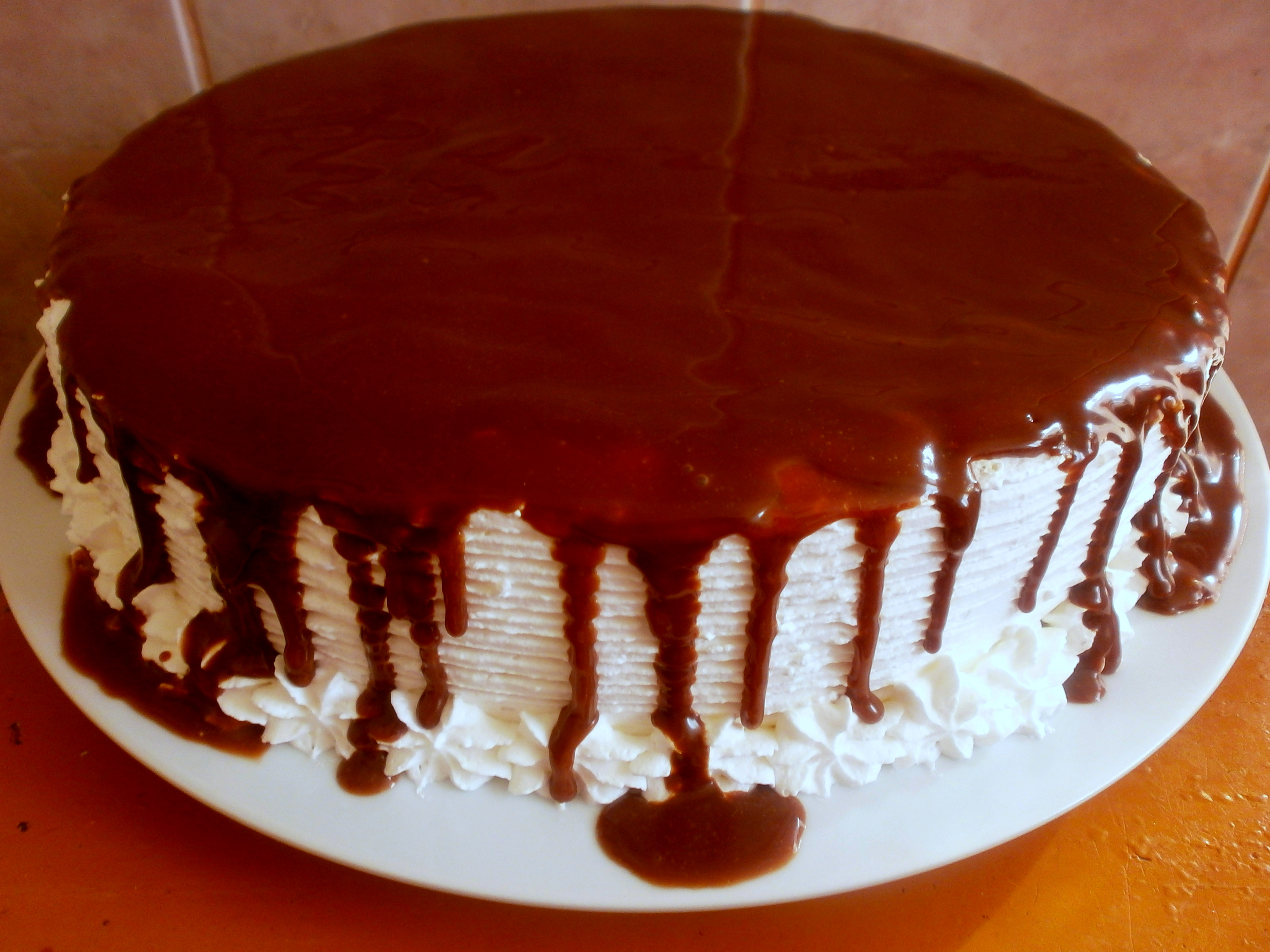 Tort aniversar cu crema de ganache cu nuci caramelizate