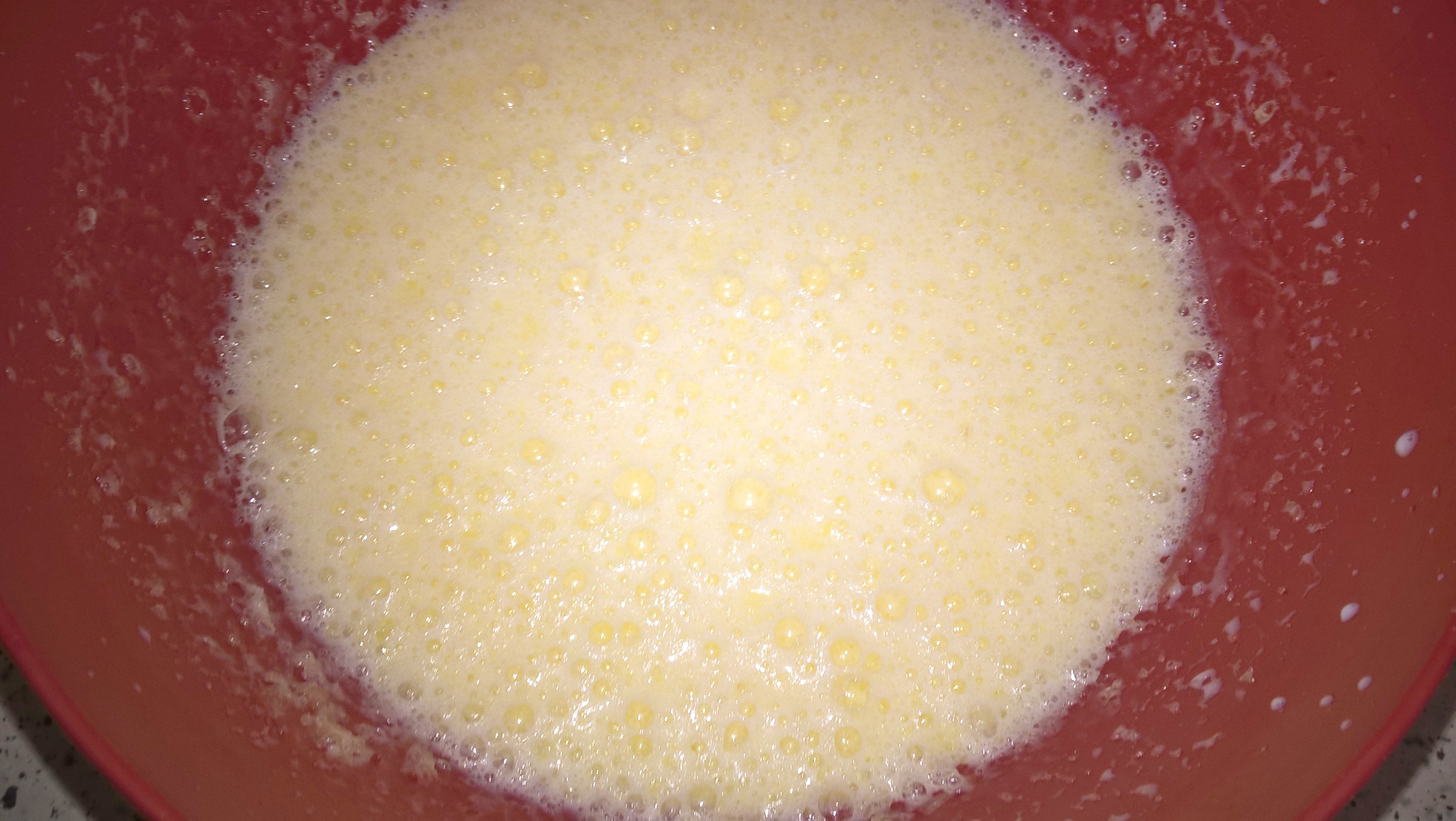 Tort de clatite alb-negru cu crema de cafea