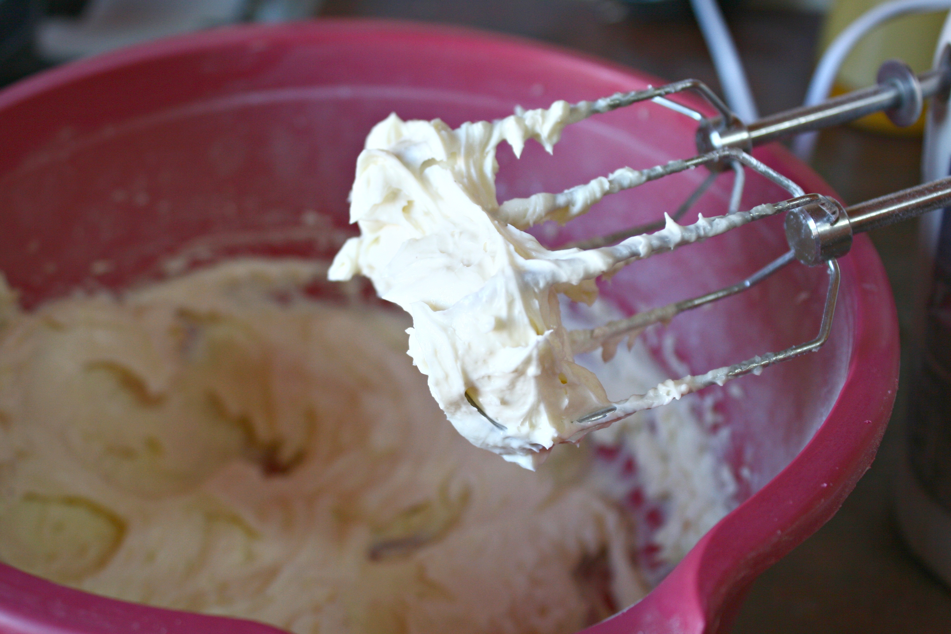 Tort cu crema de mascarpone si fructe de padure