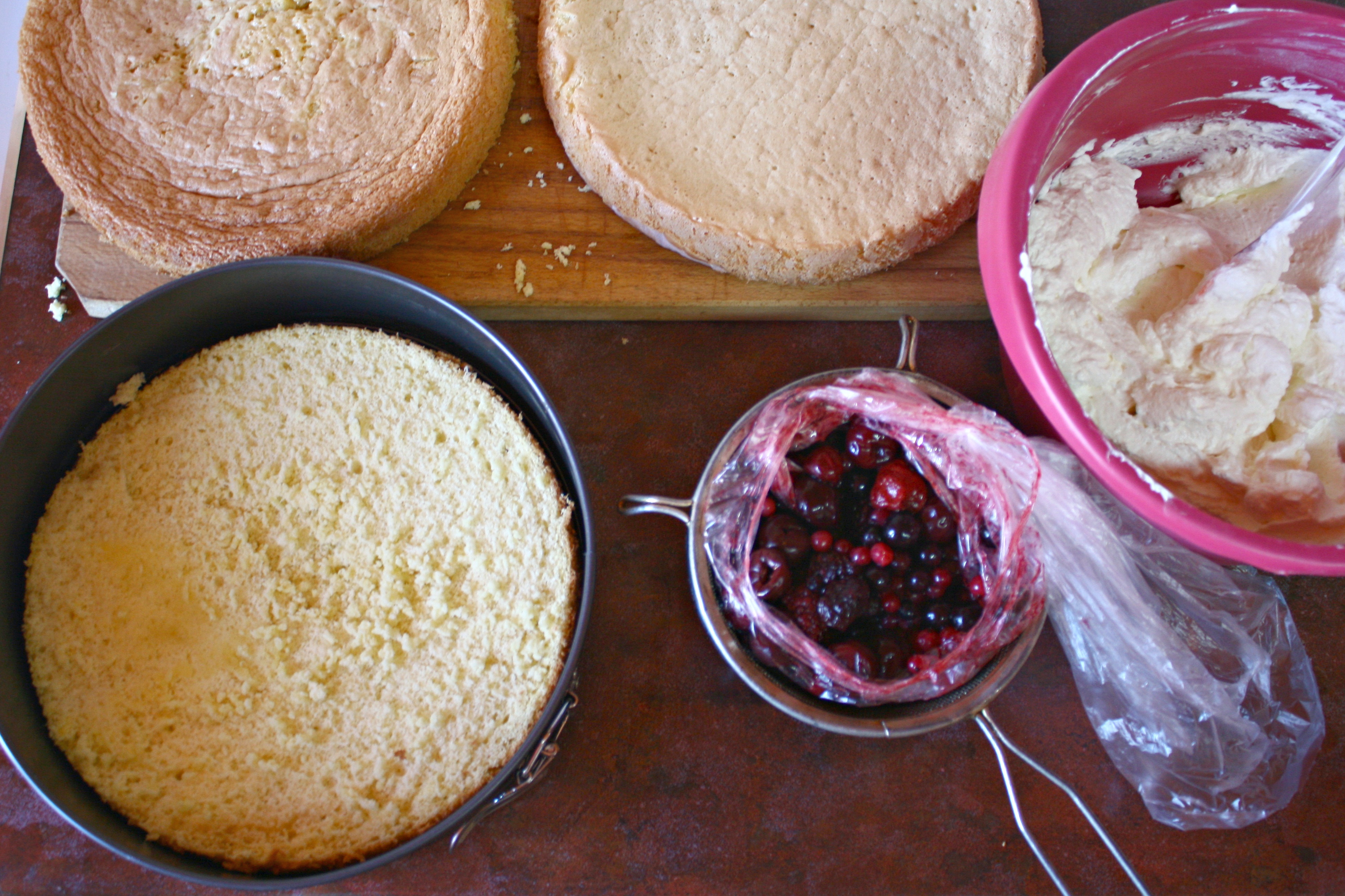 Tort cu crema de mascarpone si fructe de padure