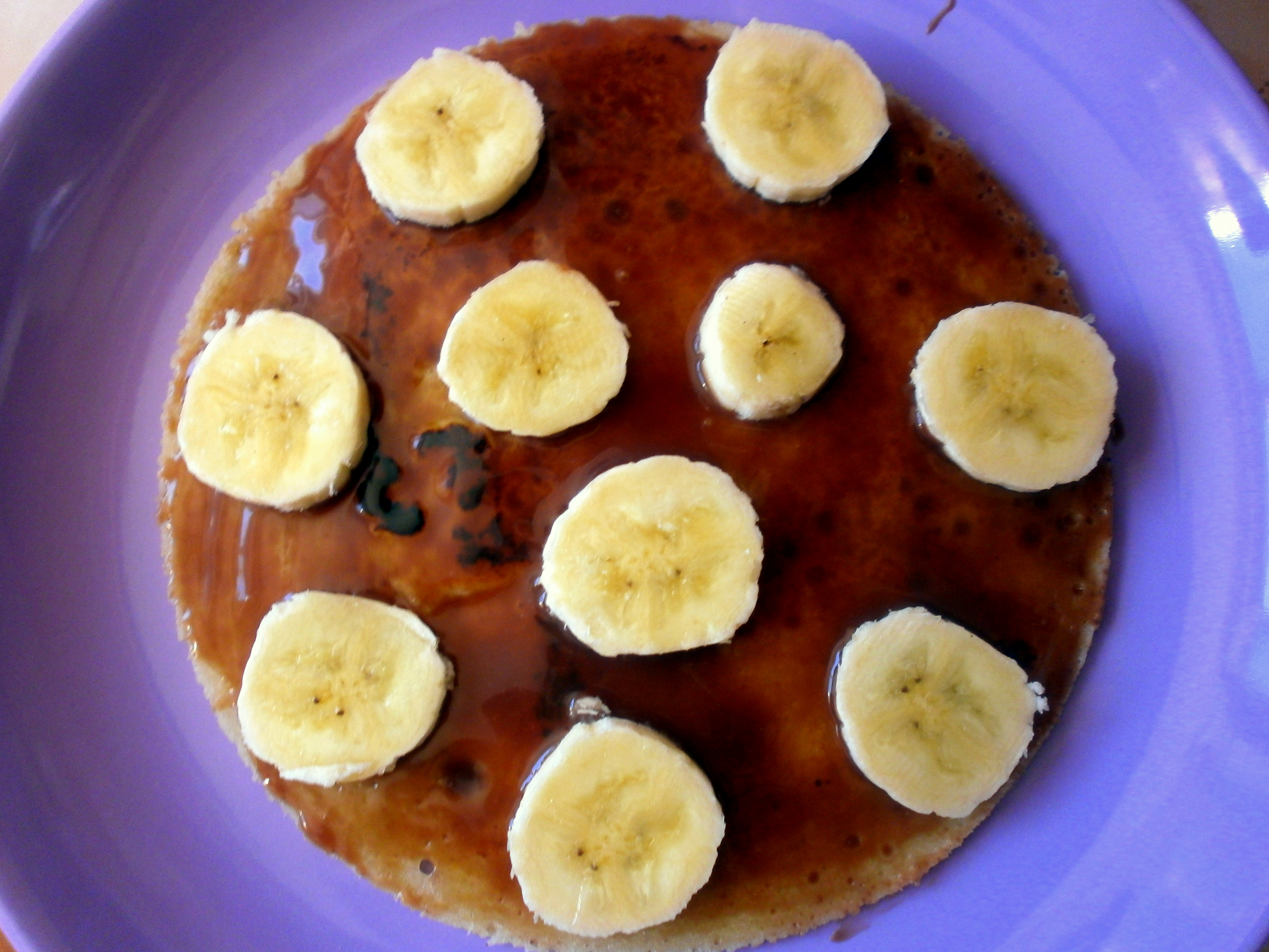 Tort de clatite cu glazura de ciocolata si banane